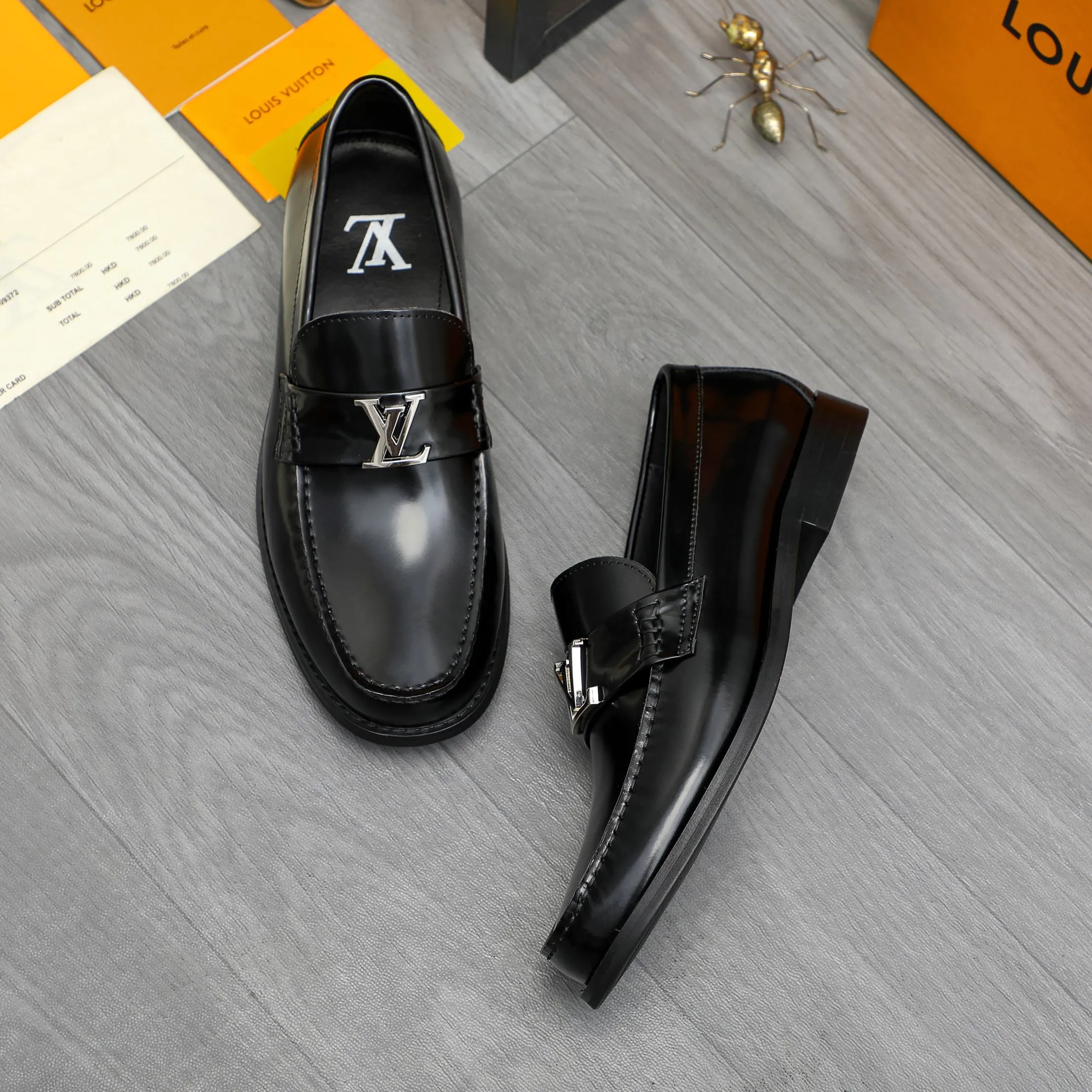 Men's shoes 💰p460 Product trademark: LV (Louis Vuitton) business slip-on leather shoes. Regular size: 38-45 (45 is custom-made and non-returnable) Product materials: Selected high-quality pearlescent cowhide upper, cowhide lining, original rubber outsole